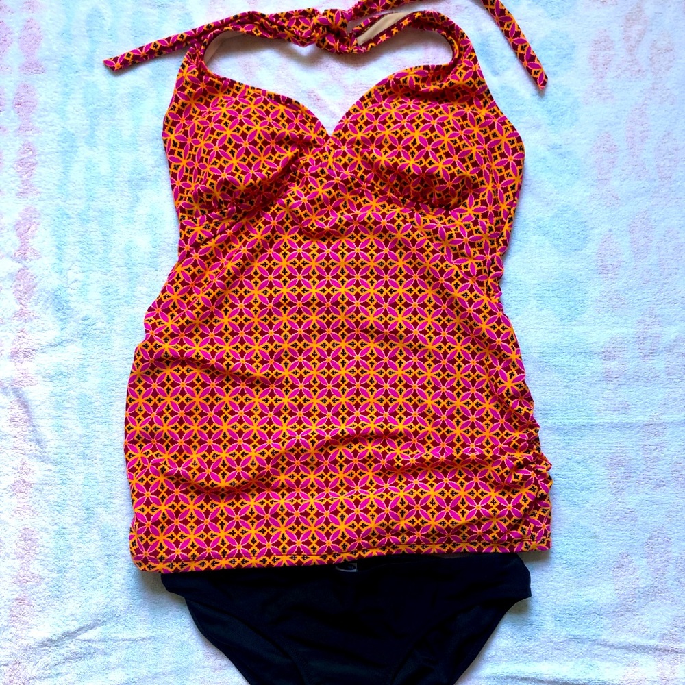 2-piece maternity tankini bathing suit in geometric floral / black